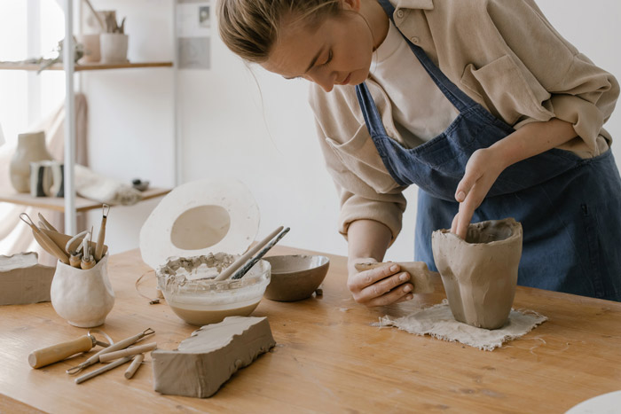 10 manualidades que ayudan a relajar mujer haciendo cerámica