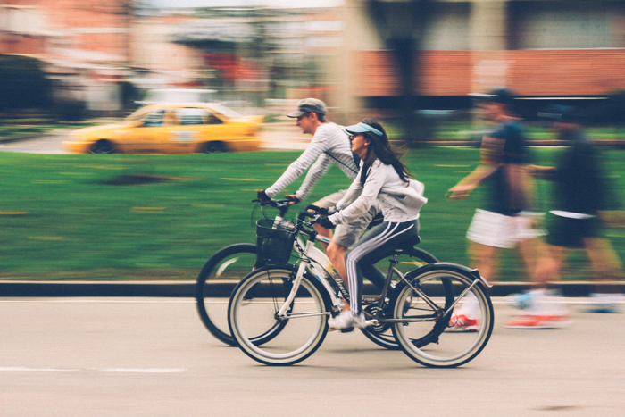 pareja montando en bici citas romanticas diferentes y originales