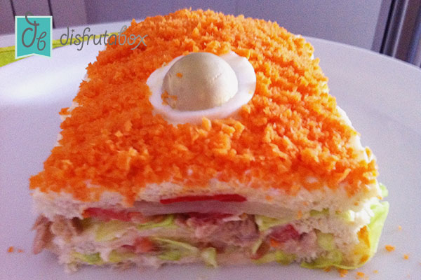 Sandwich vegetal gigante con atún y mayonesa