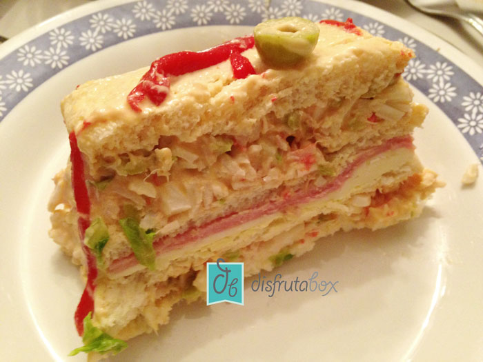 Sandwich vegetal gigante con atún y mayonesa