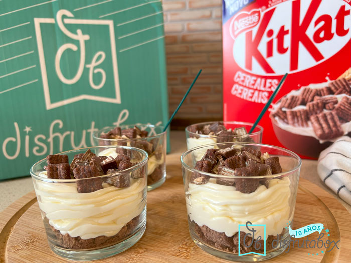 Vasitos de Cheescake con KitKat Cereales, tu postre favorito sin horno listo para disfrutar