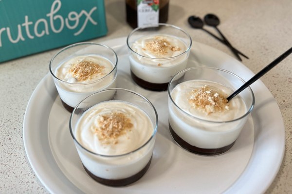 Mousse de yogur y cerezas: superfácil, sin huevo y muy cremosa si sigues estos consejos