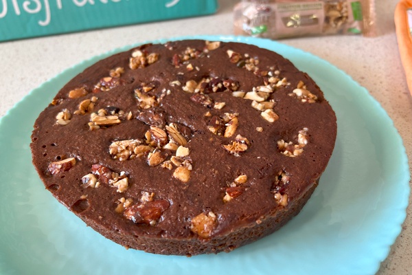 Choco-Delicia al instante: Tu tarta de chocolate saludable con frutos secos ¡lista en 10 minutos!