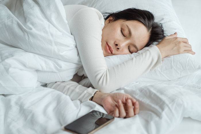 mujer tomando una siesta Consejos para recuperar tu rutina de sueño tras el cambio de hora