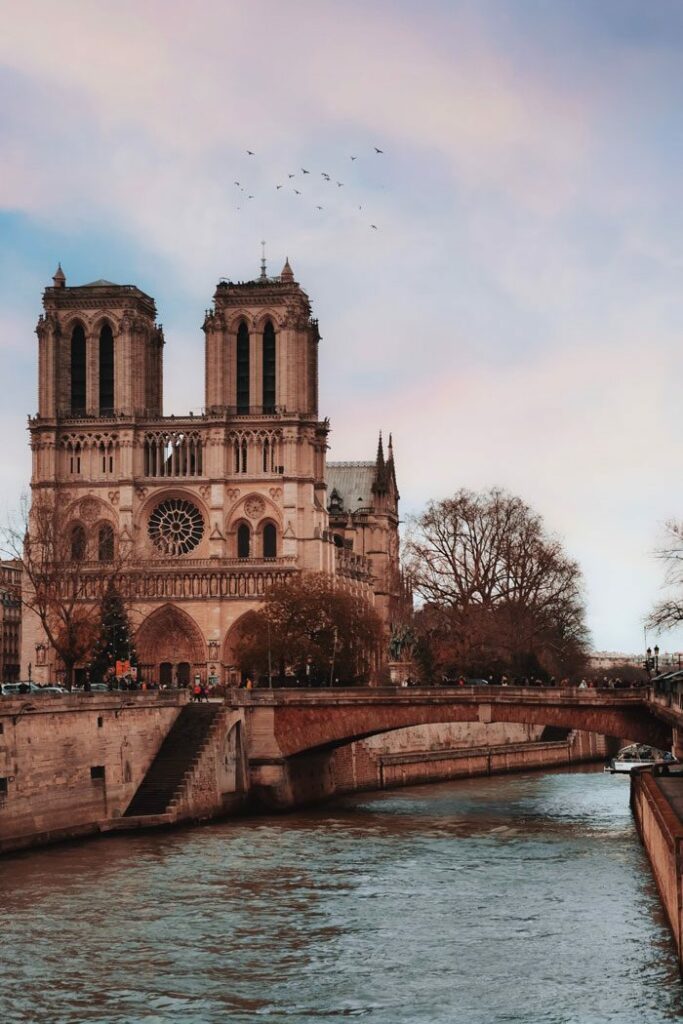 Notre-Dame, París, De los destinos que visitar en 2024 según New York Times, solo uno es español
