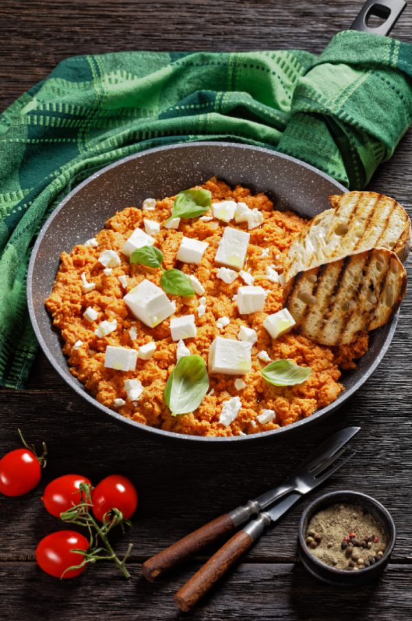 Strapatsada o Huevos revueltos con tomate y queso feta