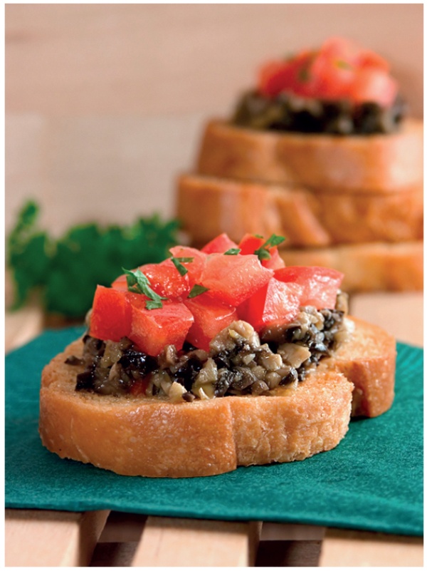 Tosta de olivada mixta con anchoas y tomate, aperitivo y cena, todo en uno