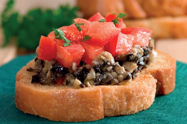 Tosta de olivada mixta con anchoas y tomate, aperitivo y cena, todo en uno