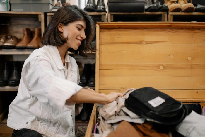 mujer mirando ropa de segunda mano