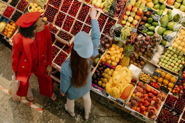 mujeres supermercados comprando a granel fruta reducir consumo plástico