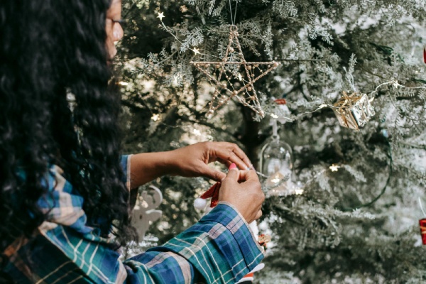 Las personas que decoran antes de Navidad, son más felices