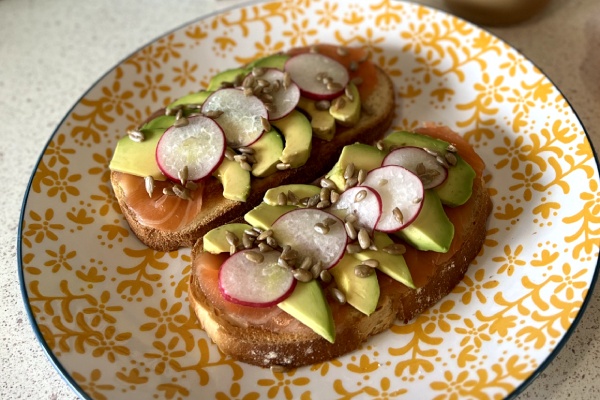 Prueba este desayuno energético: tostada de salmón, aguacate y rabanitos