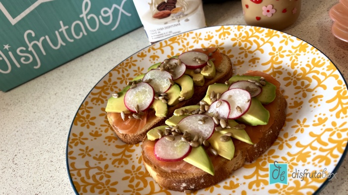 Prueba este desayuno energético: tostada de salmón, aguacate y rabanitos