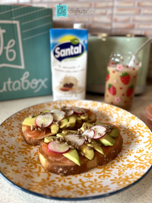 Prueba este desayuno energético: tostada de salmón, aguacate y rabanitos