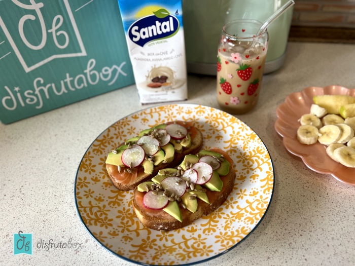 Prueba este desayuno energético: tostada de salmón, aguacate y rabanitos