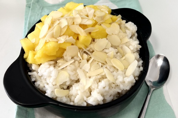 Aprende a hacer Sticky Rice con mango y almendras... con tu arroz redondo de siempre