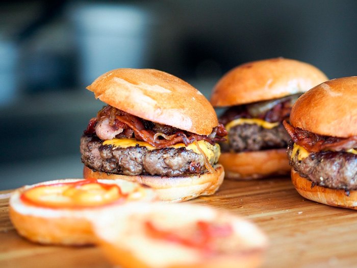 Hamburguesa con salsa de cebolla caramelizada, al estilo francés