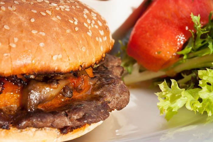 Cómo hacer la Hamburguesa con Salsa de Cebolla caramelizada al estilo francés: