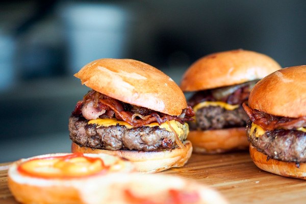 Hamburguesa con salsa de cebolla caramelizada, al estilo francés