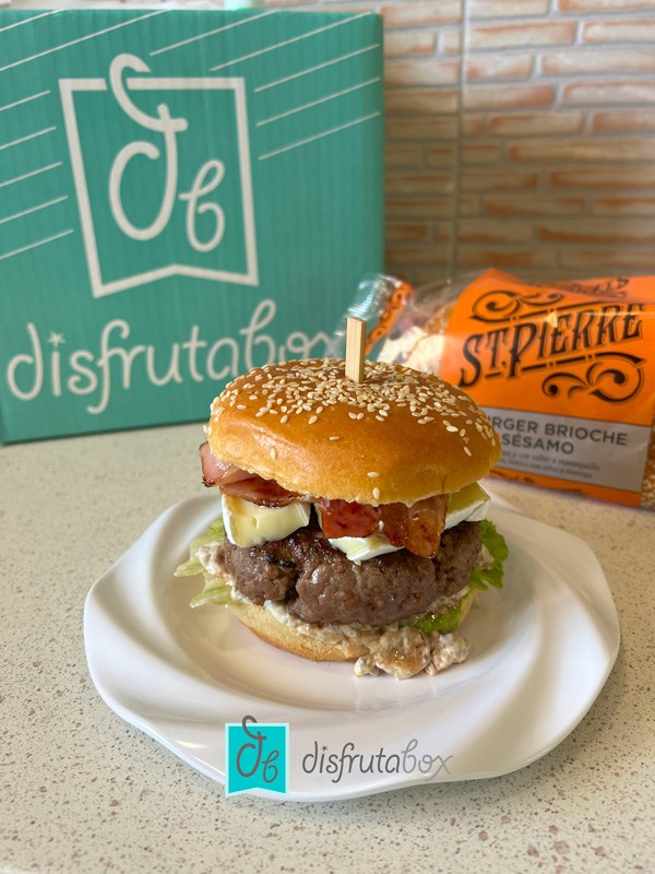 Hamburguesa al estilo francés con salsa de champiñones