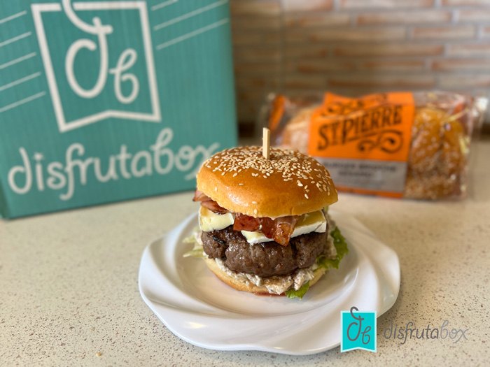 Hamburguesa al estilo francés con salsa de champiñones