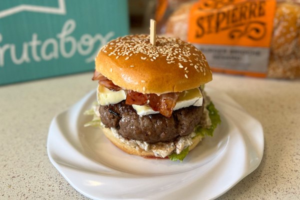 Hamburguesa al estilo francés con salsa de champiñones