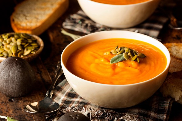 Crema de calabaza especiada, con pipas y un extra de proteína