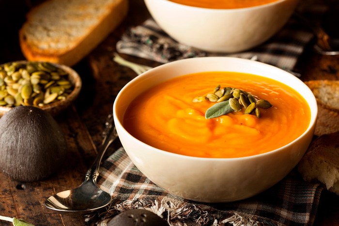 Crema de calabaza especiada, con pipas y un extra de proteína