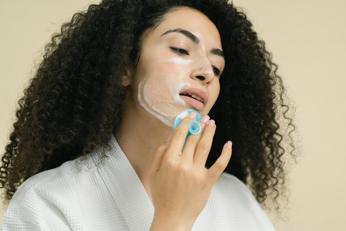 mujer limpieza facial con foreo