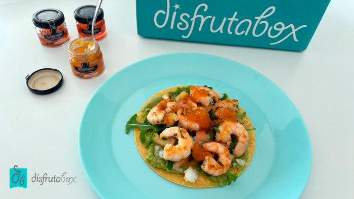 Aperitivo exprés taco de langostino con Salsa Combina con Todo La Vieja Fábrica