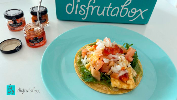 Aperitivo exprés taco de huevo con Salsa Combina con Todo La Vieja Fábrica