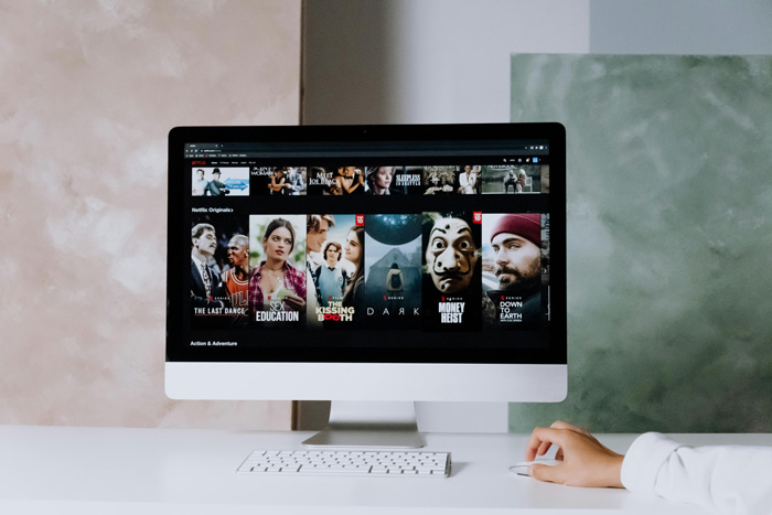 pantalla del ordenador con series
