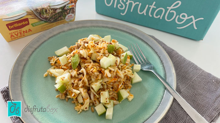 Esta ensalada de col, manzana y avena cocida va a ser tu favorita para cenar