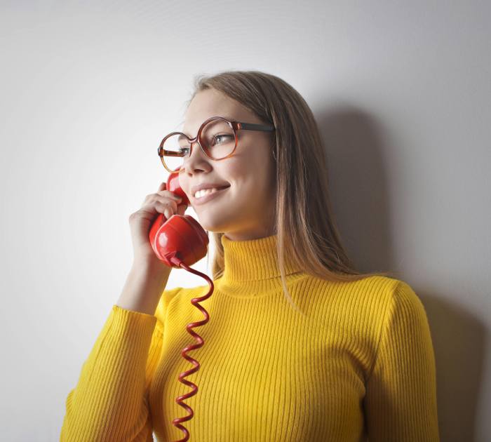14 costumbres españolas que vistas desde fuera, sorprenden teléfono fijo