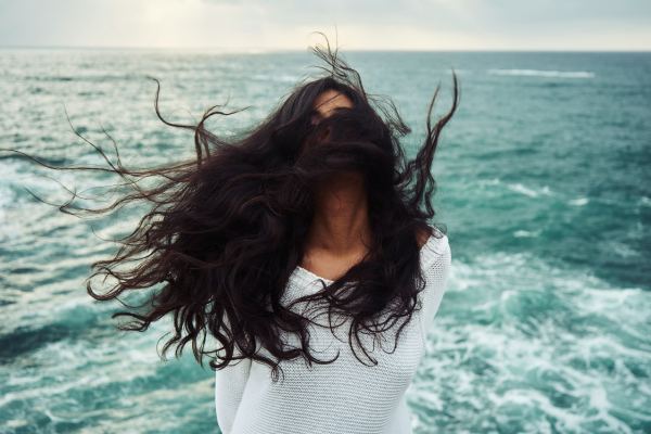 Aprende a eliminar el frizz en tu pelo seco y encrespado