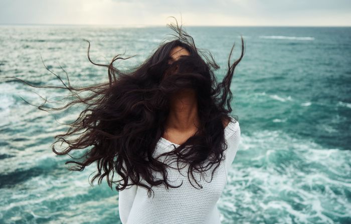 Aprende a eliminar el frizz en tu pelo seco y encrespado