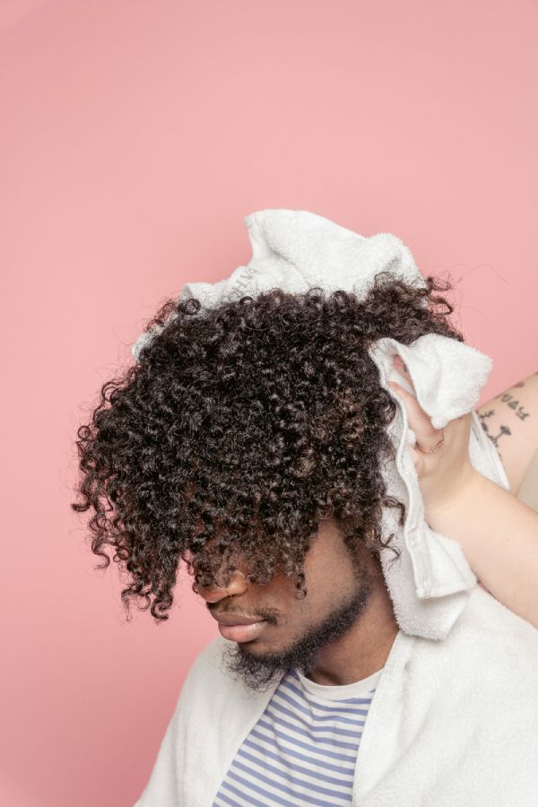 Técnicas de estilismo para eliminar el frizz