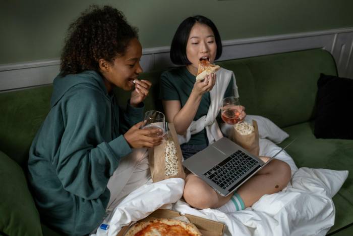 amigas pareja chicas viendo el ordenador con palomitas y pizza
