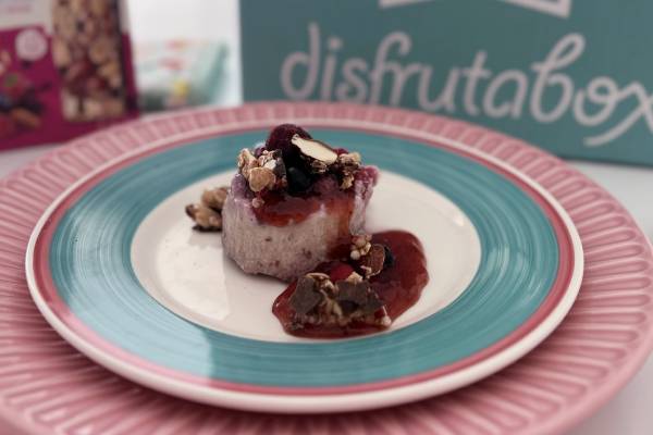 Flan de frutos rojos con toque crocanti: el postre fácil y original que no esperabas querer repetir