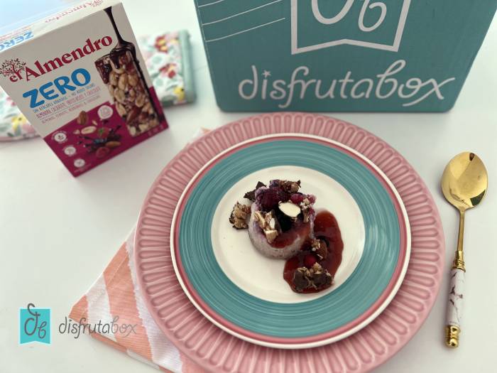 Flan de frutos rojos con toque crocanti: el postre fácil y original que no esperabas querer repetir