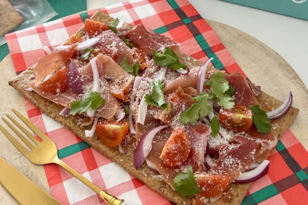 Tienes que probar la pizza Keto que tendrás lista en 10 minutos y es supersabrosa
