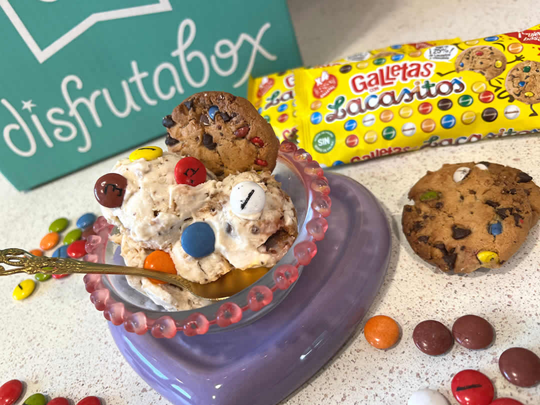 Helado de galletas con Lacasitos