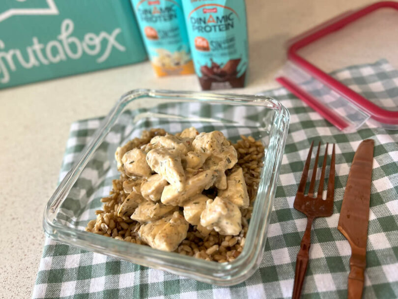 Este pollo cremoso al limón es un plato rápido, jugoso y lleno de sabor que puedes preparar en minutos.