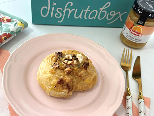 Imagina un bocado crujiente por fuera, cremoso por dentro, y con ese toque de frescura que te transporta: ese es nuestro Crispy Roll de Naranja y Frutos Secos.