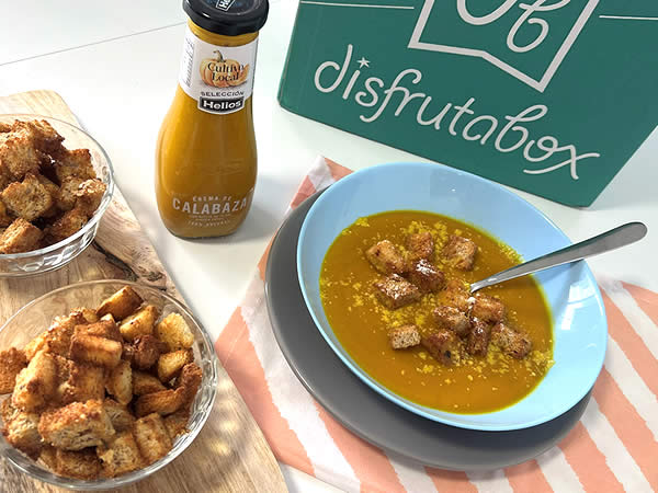 Hay algo profundamente reconfortante en una crema caliente bien hecha. Y si además la acompañas con picatostes crujientes recién tostados, la experiencia se transforma por completo.