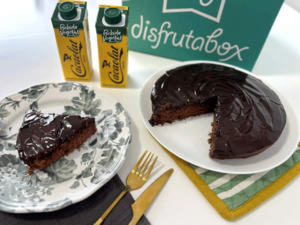 La combinación de cacao, aceite vegetal y bebida vegetal crea una masa húmeda y muy fácil de preparar. Además, no necesitas batidora ni utensilios especiales: con unas varillas manuales puedes tener la masa lista en pocos minutos.