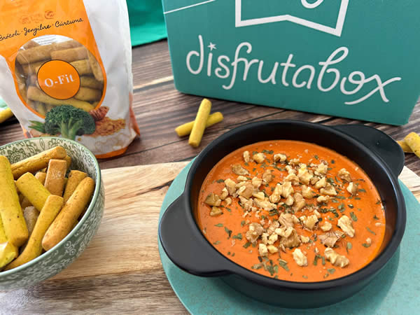 Si hay algo que nunca falla en cualquier mesa es un buen dip para compartir. Y esta muhammara o crema de pimientos y nueces es de esas recetas que sorprenden desde el primer momento.