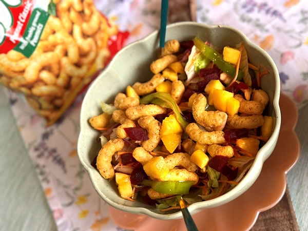La frescura de la mezcla de lechugas se une al dulzor del melocotón, el toque terroso de la remolacha, el punto crujiente del pimiento verde y el sabor del pollo a la plancha con un ligero toque picante.