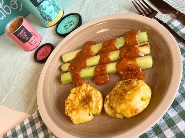 Puerros con salsa romesco y patatas crujientes: una cena de verano fácil con resultado de restaurante